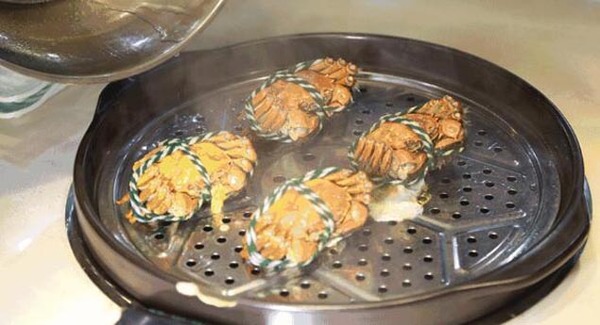 使用蒸汽發生器蒸大閘蟹