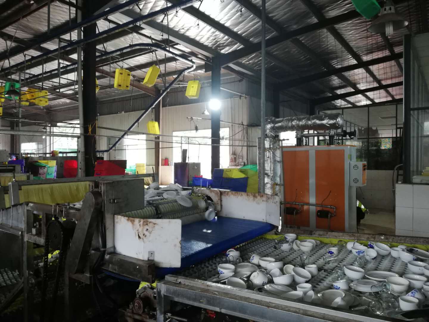 使用蒸汽發生器進行消毒餐具