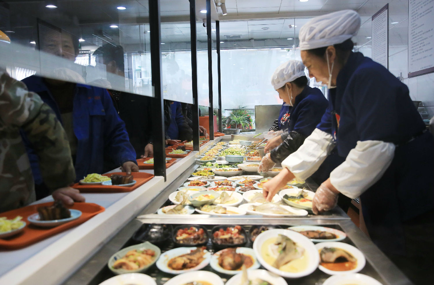 保證冬天飯菜的溫度使用食品加工蒸汽發生器
