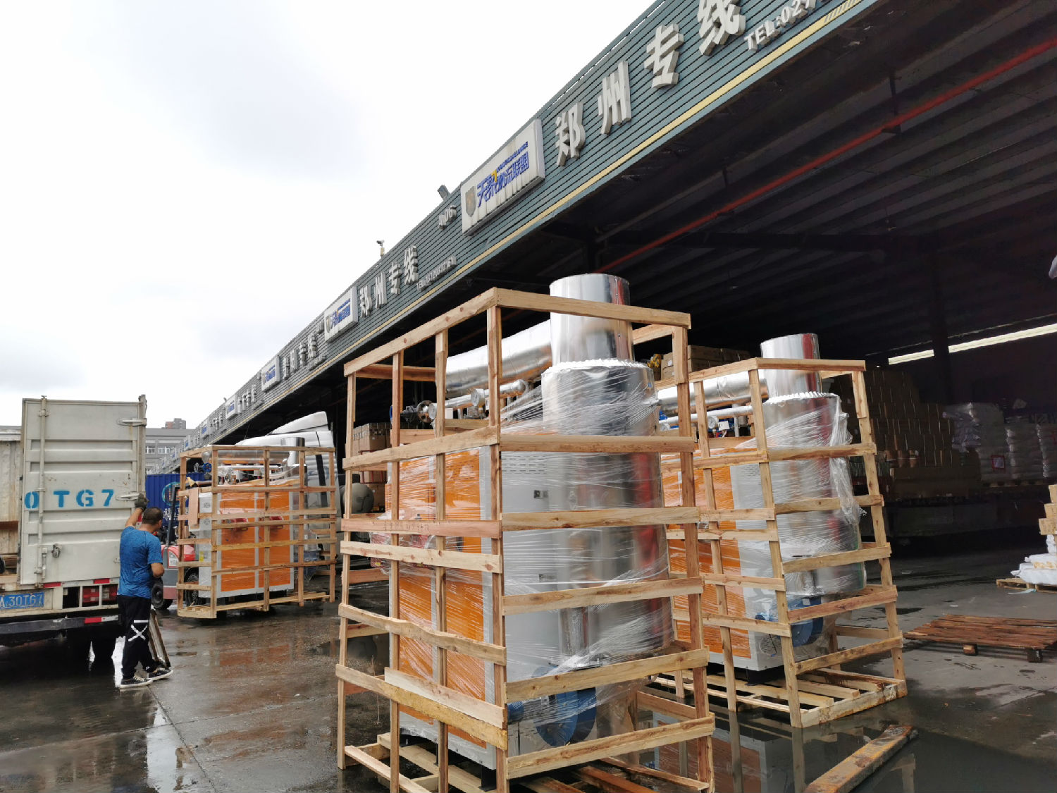 載著鄭州調味品加工不鏽鋼蒸汽發生器的貨車已經到達物流點準備發往鄭州
