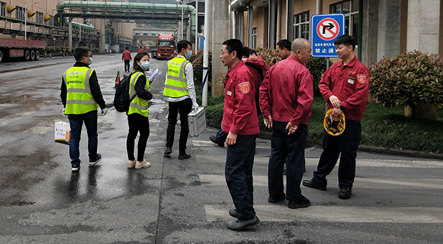 91免费视频网站售後人員和輪胎廠員工合影